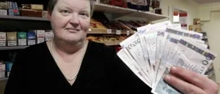 Kioskägaren Eva skänker pengar till Haiti