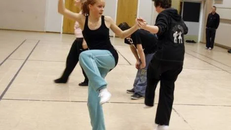 Dansdragets lindy hop-gäng gjorde i tisdags en sista träning inför lördagens tävling. Här är det Moa Johansson och Adam Lundström som svänger loss medan Frida Danielsson och Pontus Borgenstål pustar ut i bakgrunden.