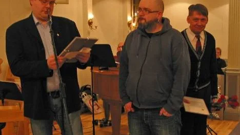 Mårten "Peps" Johansson (t h) är fritids- och kulturnämndens ungdomsledarstipendiat. Kulturpriset gick till Niklas Patomella (mitten). Prisutdelare Tommy Lindgren.