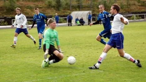 Storfors fick nöja sig med oavgjort 2-2 när man igår mötte Arvidsjaur på bortaplan. Jacob Johansson gjorde det ena av serieledarnas mål på straff i den första halvleken. Här är Jacob  mycket nära att i slutskedet också peta in ett segermål för serieledarna men friläget räddades dock av hemmakeepern Erik Granström. I mitten syns hemmalagets lagkapten Daniel Oskarsson.