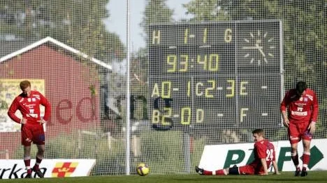 Piteås fotbollsherrar deppar - och inte undra på det. Bollen ligger i Piteås mål. Sollefteås Dragan Kapcevic har just gjort segermålet för Sollefteå - och kolla in klockan!