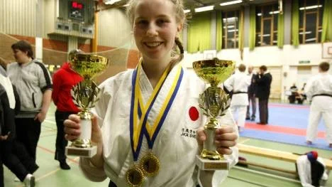 Petra Eriksson tog dubbla kataguld i karate-DM, både junior och seniorklassen.