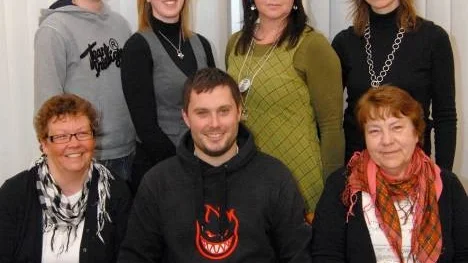 De kopplar samtal i fyra kommuner. Stående från vänster Daniel Oskarsson, Arvidsjaur, Louise Marklund, Arjeplog, Anette Anderson, Arjeplog, och Linda Nystedt, Malå. Sittande Bitte Stenman, Malå, Magnus Svensson, Arvidsjaur, och Kerstin Svensson, Sorsele. Saknas på bilden gör Ulla-Britta Persson, Malå.