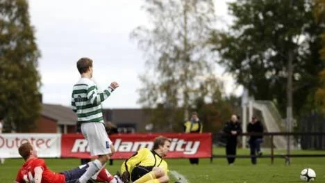 Nils Rautio (14) gör 1-0 till Hemmingsmark och senare även 2-0. En smakstart i bortamatchen mot Morön. Ändå blev det till slut förlust och nedflyttning till division 4.
