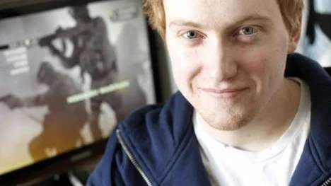 Tobias "Tejb" Öjerfalks videor med personlig touch och värme drar storpublik på nätet.