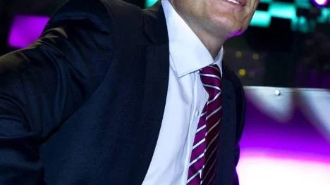 Dolph Lundgren är tillbaka i Melodifestivan igen, lagom till finalen.