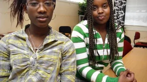 Att attityden mot invandrade elever kan vara hård bekräftas av niorna Diane Mugisha och Deborah Mucowera. "Främlingsfientlighet förekommer ofta och det verkar som om skolan inte vet vad de kan göra för att det ska bli bättre", säger de.