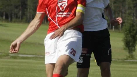 Erik Viklund (i rött, här i närkamp med Tegs Pontus Lundström) gav Hemmingsmark en drömstart mot serieledande Teg med ett mäktigt distansskott. Det blev också 2-0 till Hemmingsmark, men sedan tog det stopp. Teg vände och vann med 3-2.