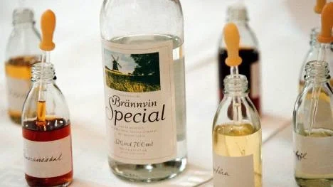 Det blandades en hel del i de olika "hemkokerierna" och buteljerades ibland i tidigare spritflaskor.