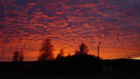 Se, hela himlen står i lågor.