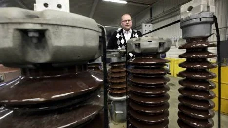 De här isolatorerna från ställverket på Bonäset innehåller dock inte så mycket metall att återvinna, utan mest porslin, förklarar Stena Recyclings filialchef i Öjebyn, Janerik Johansson.