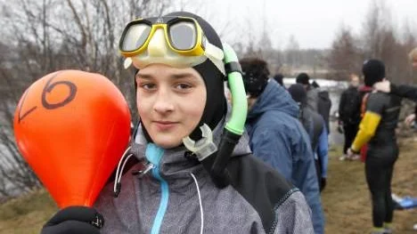 Johannes Hortlund, 14, från Älvsbyn kom på samma dag att han skulle debutera i Kanalsimmet. Sagt och gjort!