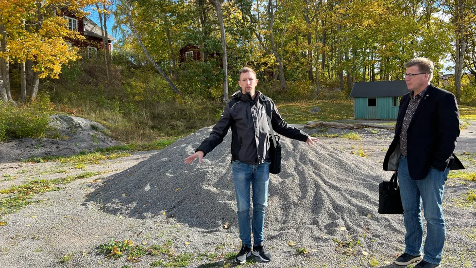 Mikael Sjöberg visar var den eventuella byggnaden kan komma att stå, samt förklarar de olika användningsområdena utöver skolkök och matsal. 