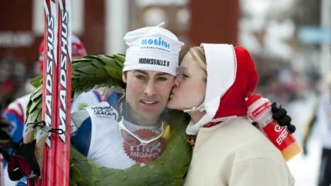 Årets segrare av Vasaloppet, Jörgen Brink, tidigare Piteå Elit, får en puss av kranskullan Helene Söderlund.