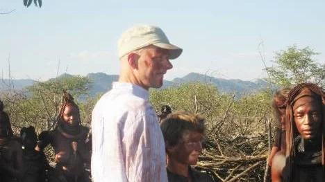 Familjen Rosenkjaer Kjellström från Ystad skildras under sin vistelse hos himbafolket i Namibia.