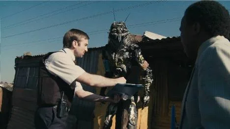 Wikus van der Merwe (Sharlto Copley) sätts att leda tvångsevakueringen av utomjordingarna.