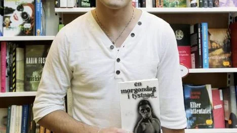 Alexander Burman är less på att bli refuserad och ger ut sin bok "En morgondag i tystnad" själv.