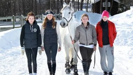 Här kommer fyra sjättedelar av Piteå Ridklubbs elitserielag i ponny, från vänster: Lydia Granström, Linn Holmbom, Ida Olsson som leder Tygnaith Sparon och Denise Johansson. Saknas på bilden gör Hilda Öhman och Olivia Norberg. Till helgen gör tjejerna elitseriedebut.