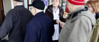 Friska tränger sig före sjuka i vaccinkön