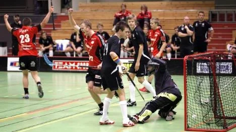 Två lyckosamma spelare i Wibax Patriots. John Wirkola (23) jublar efter ett av sina fem mål mot BK Sundsvall. Glad är även Fredric Westling som blev tvåmålsskytt och är på gång.