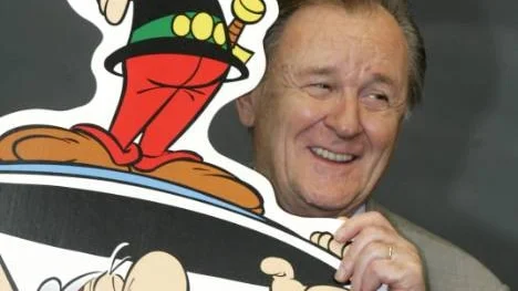 Albert Uderzo med en bild av hjälten som han och författaren René Goscinny hittade på "över åtskilliga glas pastis".
