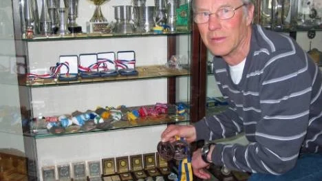 Det blev inget guld för knäopererade Stig Karlsson på Veteran-VM i skidor i år, men väl två bronsmedaljer i herrklassen 70-75 år. "Ett skapligt resultat med tanke på att jag missade löpträningen i somras", säger Vidsels IKs åttafaldige veteranvärldsmästare.
