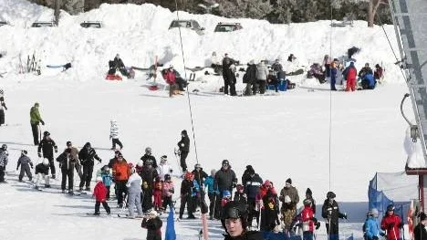 Utförsåkning hör påskfirandet på Vittjåkk till. Skidliftarna gick för fullt, massor av utförsåkare med skidor och snowboards åkte med.