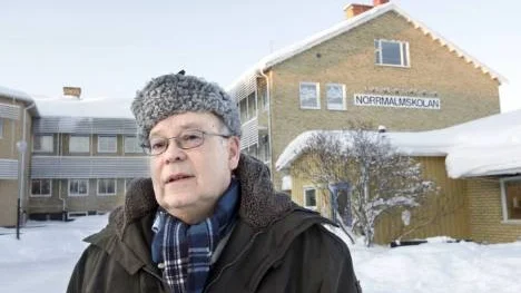 Nils Dahlbäck (FP) är glad över beskedet att Norrskenets friskola fått etableringstillstånd och vill att kommunen överlåter Norrmalmskolan till den.