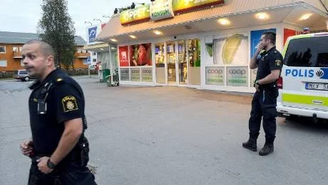 KUNDER. Det var omkring 15 kunder vid kassorna när rånarna slog till.