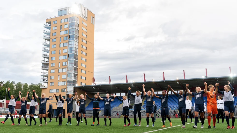 Eskilstuna United ska finnas kvar i högsta serien. Det anser både TNIS och Eskil som skänker pengar till den allsvenska klubben.