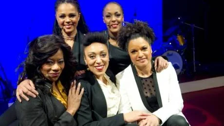 PÅ LÄNSTURNÉ. Gladys del Pilar, Blossom Tainton, Fransesca Quartey, Kayode Shekoni och Vivian Cardinal gör föreställningen BUS - Brun utan sol tillsammans, en föreställning som turnerar i länet nästa vecka.