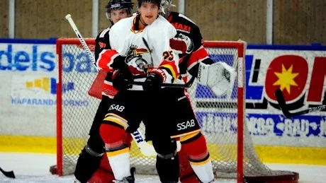 Luleå Hockey har parkerat i Asplövens zon under den första perioden och leder rättvist med 3-0.