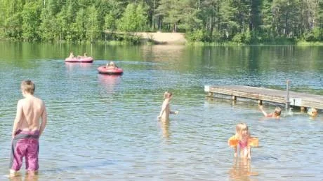 GRUNDVATTEN. Enligt resultatet av fyra års provtagningar har Aldersjön ett utmärkt badvatten. Grundvatten som ständigt trycks upp är hemligheten. Foto: Roger Larsson