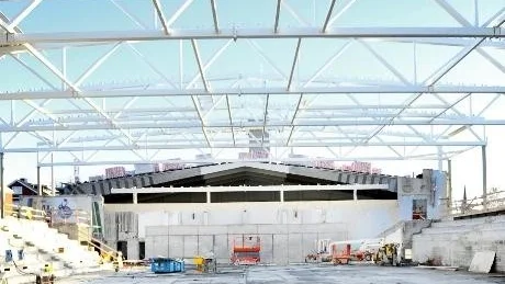 NAMNBYTE MED FÖRHINDER. Den gamla Pontushallen som nu byggs om har döpts om till Luleå energi arena. Namnbytet har upprört        kommunpolitikernas känslor och ett öppet politisk gräl har startat.