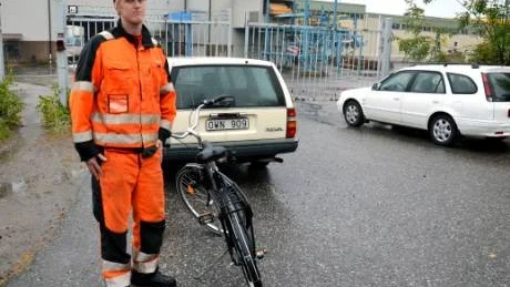 ARBETSPLIKT. Pontus Svedlund och de andra anställda på sågen får fortsätta att arbeta så länge det finns något att göra.