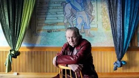 SLUTAT. Efter åtta månader har Lars G Thelestam lämnat arbetet som teaterchef för Tornedalsteatern. Teaterstyrelsens ordförande Anna Kumpula Kostet säger att det handlar om en översyn av Tornedalsteaterns framtida verksamhet och att de inte kom överens med Lars G Thelestam när hans provanställning skulle omförhandlas. Lars G Thelestam själv säger att det handlar om en principfråga. "Jag ville få en hemresa varje månad betald och det fick jag inte. Det var inte förhandlingsbart för mig", säger han.
