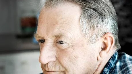 FEM OPERATIONER. Roland Dugge har opererat höften fem gånger men får ingen träning i bassängen. "Jag är van att ha ont", säger han.