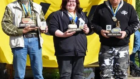 GULDMÄSTARE. De svenska guldvaskningsmästarna i veteran-, dam- och herrklassen: Hans Johansson, Matilda Lomvik och Mattias Kroon.