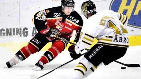 Tillbaka. Linus Klasen gjorde ett av Luleås mål i den första matchen han spelade efter sin hjärnskakning.  Foto: Andreas Wälitalo