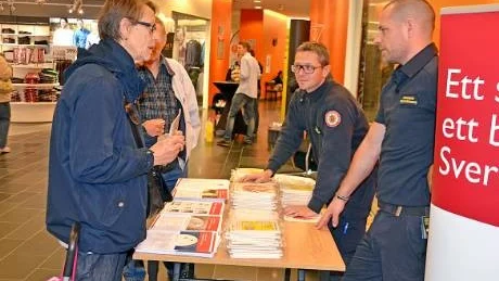 GODA RÅD. Maj-Britt Gustavsson fick goda råd av Niklas Berggren och Anders Johansson från räddningstjänsten.