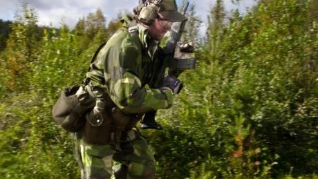 HÖGPRESTERANDE. De nya fast anställda soldaterna är  vida överlägsna de soldater som utbildades under värnpliktstiden. Här en soldat på språng under den övning som Kuriren följde. Foto: Håkan Zerpe