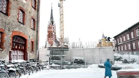 I DOMENS SKUGGA. Kyrkans hus är sålt och församlingen flyttar det mesta av sin administration till Lulebos nybygge invid Kurirenhuset. De nya lokalerna är lika nära domkyrkan och stiftskansliet som de gamla.