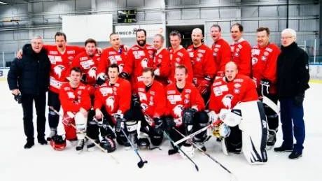 VINST. Röda laget tog hem segern. Stående från vänster: Stig Salming, Osmo Soutukorva, Stefan Pudas, Ulf Marjavaara,  Joakim Hagström, Jan Nilsson, Erik Stålnacke, Jan-Ove Mettävainio, Bo Henriksson, Thomas Palovaara, Jan-Erik Dantoft, Freddy Lindfors. Knästående: Ingemar Mikko, Stefan Hedlund (Töyrä), Dennis Ejdeholm, Mattias Nilimaa, Andreas Hadelöv.