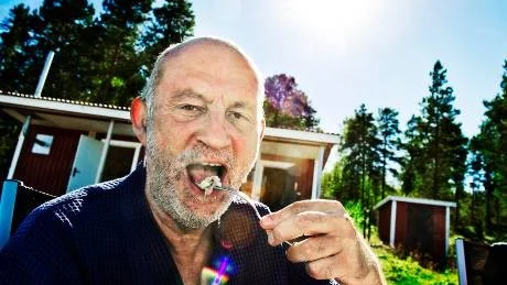 RUTINERAD. Pär Granlund äter i morgonrock. Då är det inte långt från ett bastubad, det som ökar sältabehovet i kroppen.