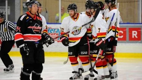 jubel. Luleå fick fira tre mål redan i den första perioden. Linus Persson (17) öppnade målskyttet redan efter nio sekunder.Foto: Linda Wikström