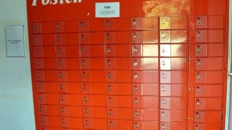 MÖTESPLATS. Innevånarna i Nattavaara by vill ha kvar sin samhällspostbox som en social mötesplats i byn.