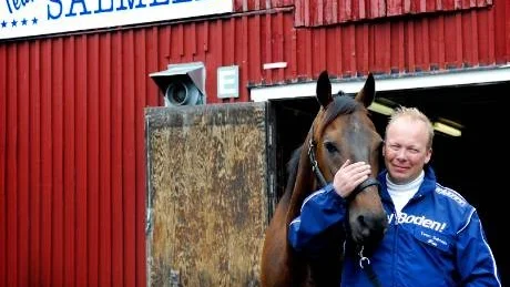 Lugn men snabb? "Hoppas han inte är lika lugn på lördag", skrattar tränaren Petri Salmela om Speed Demon Love, startsnabb från spår ett och en av favoriterna i V75-2, ett lopp där Salmela har ytterligare två hästar med.
Foto: PETRA ISAKSSON