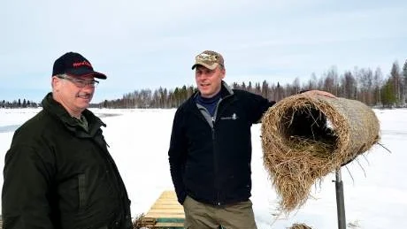 VÄNTAR. Nu väntar Björn Andersson och Lars-Gunnar Lundström bara på att sjöfåglarna ska anlända. Foto: Britt-Louise Spets
