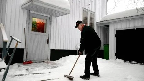 HJÄLPER. Innan Bengt Ek knackar på hos Sonja Selberg, 86, sopar han undan lite snö. "För mig är det självklart att hjälpa till", säger han.