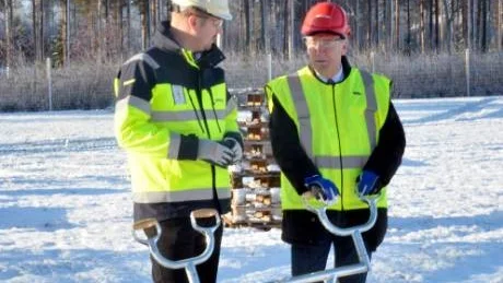 SPADTAGET. Första spadtaget för det som ska bli Sunderby sjukhus patienthotell. Skanskas Arvid Cedergren till vänster och landstingsrådet kent Ögren till höger.